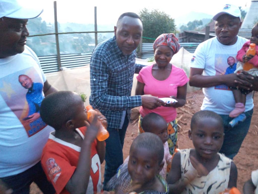 Butembo : la fondation Mbote Vivalya avec ses partenaires Jackson Brasimba et Jean Marie, apportent une enveloppe aux orphelins pour fêter Noël et bonne année 2023