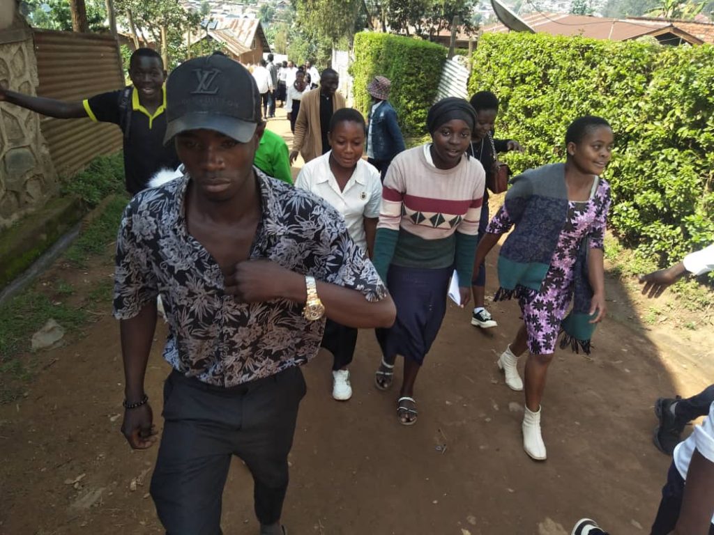 Butembo : Les membres du parlement debout de Furu s’impliquent dans la sécurisation des élèves finalistes au dernier jour de l’examen d’état au centre Mont Carmel
