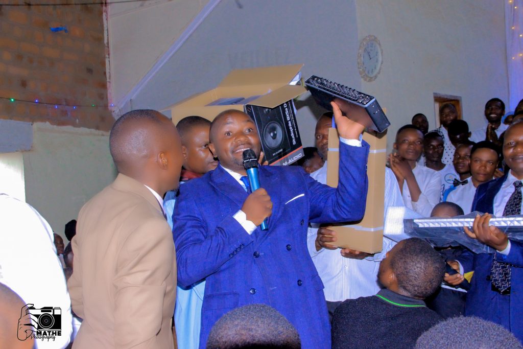Butembo : le candidat député national MUTUVYA Dhalmond, offre aux chorales du district de l’Eglise adventistes de Bwinongo, un matériel du studio audio, kit complet