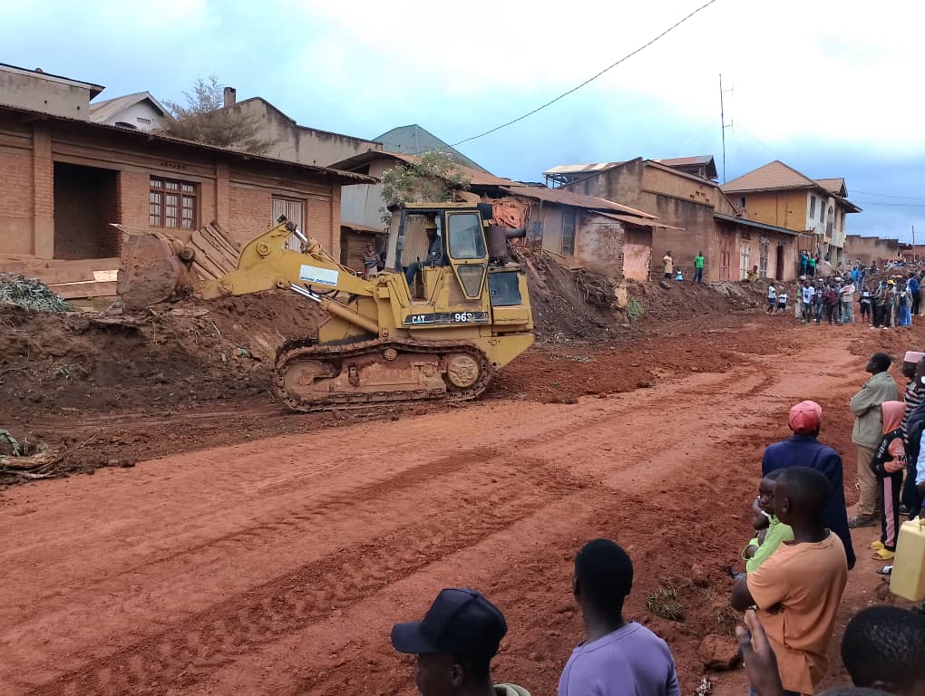 Butembo : travaux de mise en niveau de la chaussée sur le boulevard NYAMWISI, les constructions anarchiques le long de cette route en pâtissent