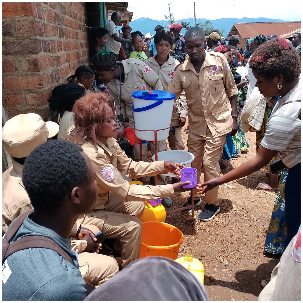 NORD-KIVU/Lubero : les volontaires de la croix rouge offrent un premier secours d’urgence à plus 3000 déplacés, en leur apportant de l’eau à boire dans le site d’identification à KIRUMBA